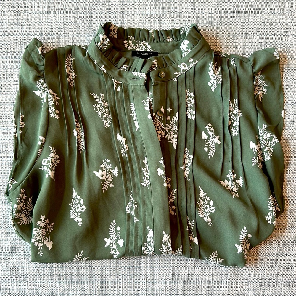Summer 2023 Ann Taylor Factory sleeveless blouse